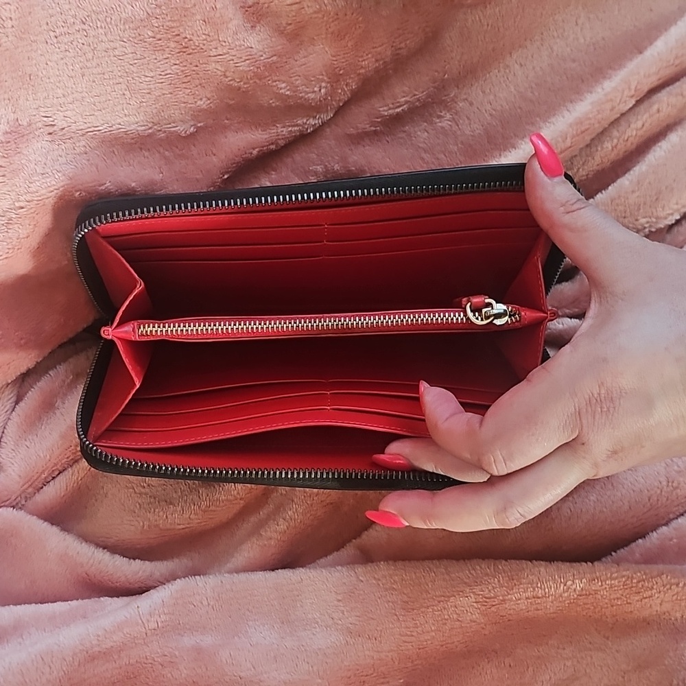 Christian Louboutin. Heart Loubiposh Valentines Black. - Picture 5 of 8